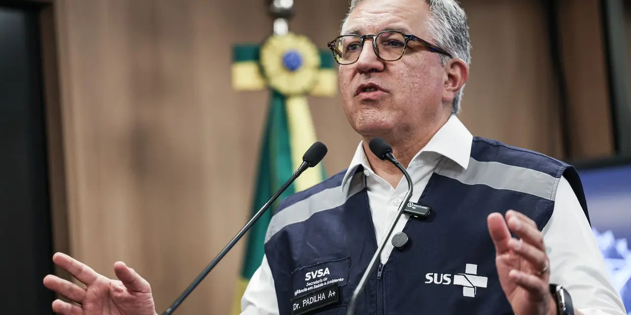 Brasil receberá 2.500 doses do antídoto fomepizol para complementar o tratamento de intoxicação por metanol. O Ministério da Saúde também ampliou o estoque de etanol farmacêutico.