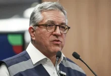 Ministério da Saúde compra antidotos para intoxicação por metanol após aumento de casos. 127 registros evidenciam a urgência na contenção da substância. Ministro Alexandre Padilha alerta a população a evitar bebidas alcoólicas, especialmente destilados em garrafas seladas com roscas.