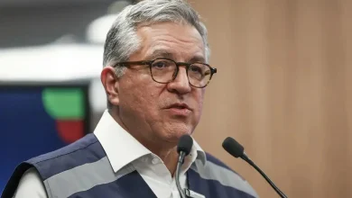 Ministério da Saúde compra antidotos para intoxicação por metanol após aumento de casos. 127 registros evidenciam a urgência na contenção da substância. Ministro Alexandre Padilha alerta a população a evitar bebidas alcoólicas, especialmente destilados em garrafas seladas com roscas.