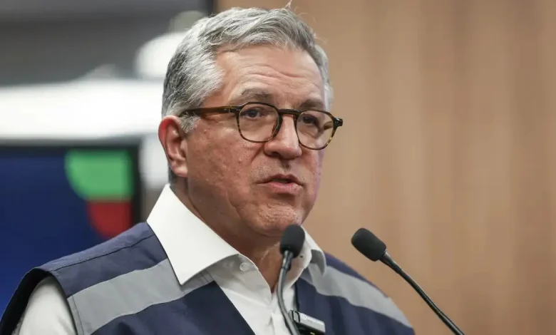 Ministério da Saúde compra antidotos para intoxicação por metanol após aumento de casos. 127 registros evidenciam a urgência na contenção da substância. Ministro Alexandre Padilha alerta a população a evitar bebidas alcoólicas, especialmente destilados em garrafas seladas com roscas.