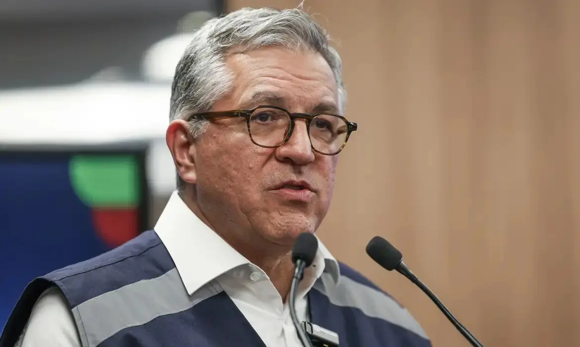 Ministério da Saúde compra antidotos para intoxicação por metanol após aumento de casos. 127 registros evidenciam a urgência na contenção da substância. Ministro Alexandre Padilha alerta a população a evitar bebidas alcoólicas, especialmente destilados em garrafas seladas com roscas.