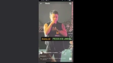 Zezé di Camargo faz gesto inesperado em show em Porto Belo, Santa Catarina, abraçando camiseta lançada do palco, em um momento que pode ter conotações políticas.