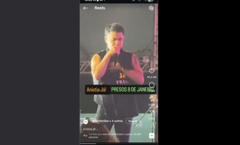 Zezé di Camargo faz gesto inesperado em show em Porto Belo 1 Zezé di Camargo faz gesto inesperado em show em Porto Belo, Santa Catarina, abraçando camiseta lançada do palco, em um momento que pode ter conotações políticas.