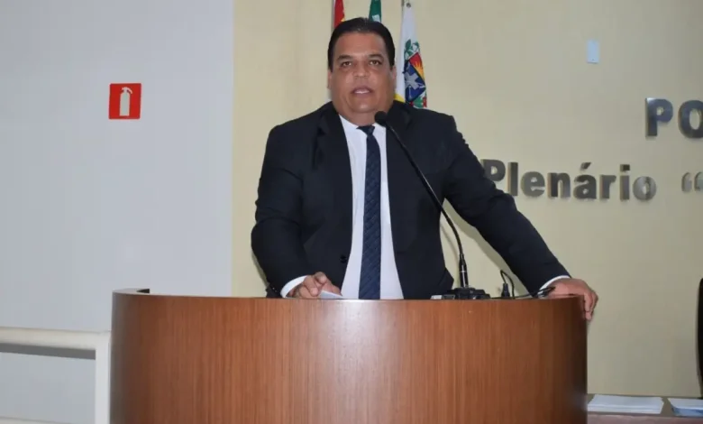 Projetos de Lei Buscam Melhorar Transparência e Eficiência em Serviços de Saúde em Paraguaçu Paulista 1 Dois projetos de lei aprovados pela Câmara visam melhorar transparência e eficiência nos serviços de saúde e celebrar contribuição do movimento leonístico em Paraguaçu Paulista.