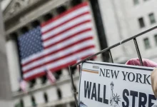 Dow Jones Industrial Average abre com alta de 0,04%, atingindo 46.776,04 pontos. Expectativas de cortes de juros e resultados financeiros positivos impulsionam o mercado.