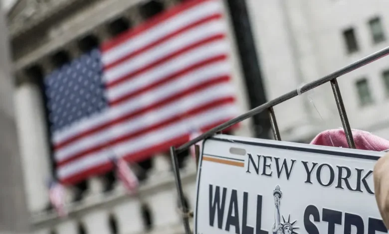 Dow Jones Industrial Average abre com alta de 0,04%, atingindo 46.776,04 pontos. Expectativas de cortes de juros e resultados financeiros positivos impulsionam o mercado.