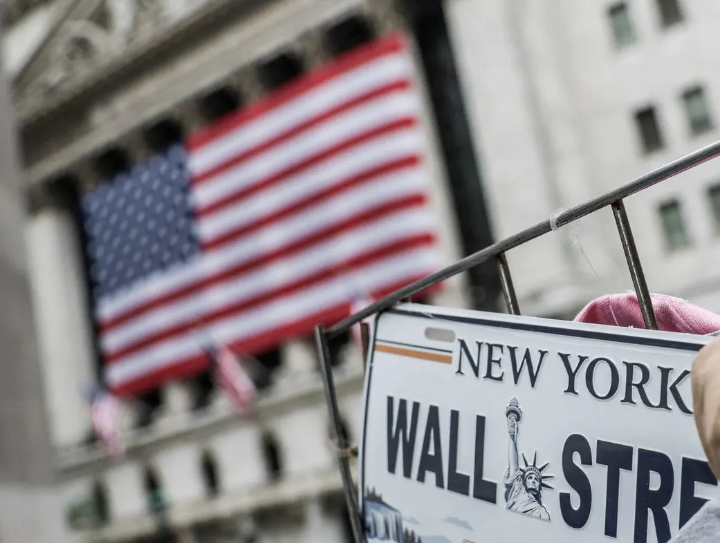 Dow Jones Industrial Average abre com alta de 0,04%, atingindo 46.776,04 pontos. Expectativas de cortes de juros e resultados financeiros positivos impulsionam o mercado.