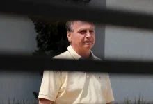 A candidatura de Jair Bolsonaro ao cargo de presidente da República é influenciada pela indefinição sobre a redução de penas e divisão na base política.