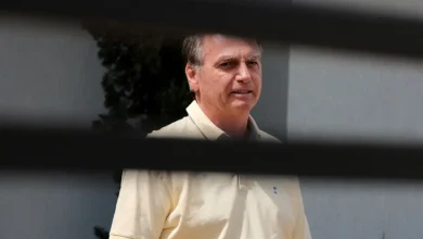 A candidatura de Jair Bolsonaro ao cargo de presidente da República é influenciada pela indefinição sobre a redução de penas e divisão na base política.
