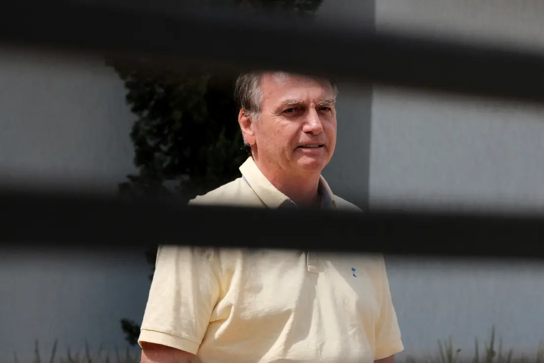 A candidatura de Jair Bolsonaro ao cargo de presidente da República é influenciada pela indefinição sobre a redução de penas e divisão na base política.
