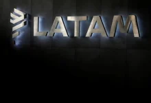 A Latam expande seus voos no Brasil após encomenda de jatos da Embraer, mas enfrenta controvérsias sobre tarifa sem bagagem de mão.