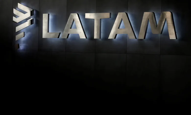Latam amplia voos no Brasil após encomendar jatos da Embraer enfrenta críticas sobre tarifa por bagagem de mão. 1 A Latam expande seus voos no Brasil após encomenda de jatos da Embraer, mas enfrenta controvérsias sobre tarifa sem bagagem de mão.