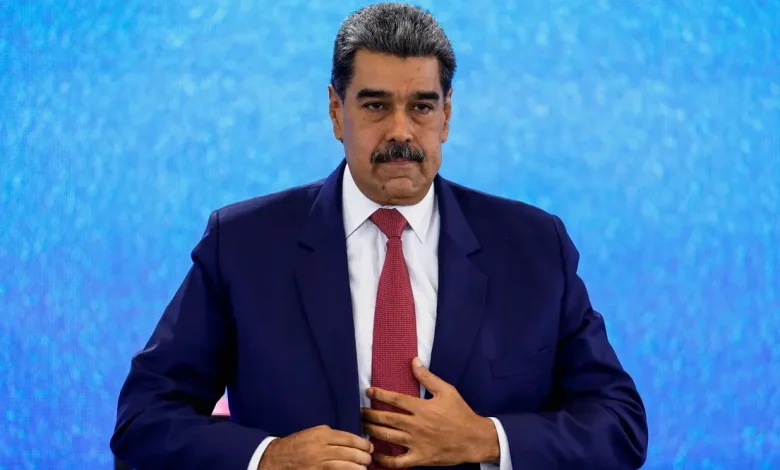 Venezuela Afirma Ter Detido Mercenários Ligados à CIA 1 Venezuela afirma ter detido mercenários ligados à CIA, reacendendo tensão com os EUA, que reagiram com preocupação a um decreto de comocação externa assinado por Maduro.