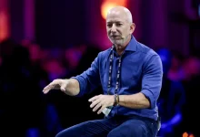 Data centers em órbita: o futuro da computação? Grandes empresas exploram a ideia para combater a crescente demanda energética e espaço. Bezos vê potencial sustentável, mas desafios tecnológicos ainda precisam ser superados.