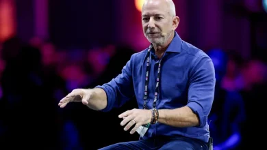 Data centers em órbita: o futuro da computação? Grandes empresas exploram a ideia para combater a crescente demanda energética e espaço. Bezos vê potencial sustentável, mas desafios tecnológicos ainda precisam ser superados.