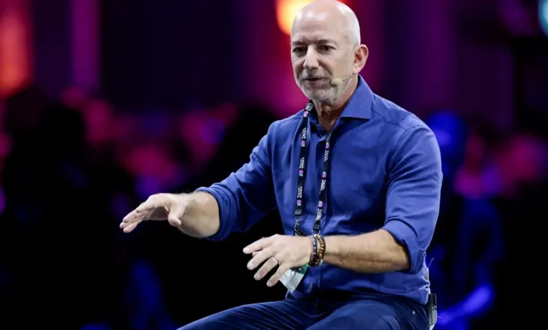 Data centers em órbita: o futuro da computação? Grandes empresas exploram a ideia para combater a crescente demanda energética e espaço. Bezos vê potencial sustentável, mas desafios tecnológicos ainda precisam ser superados.