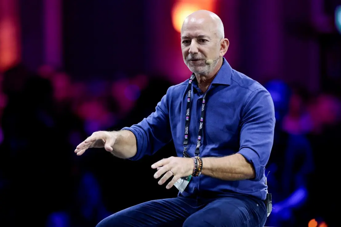 Data centers em órbita: o futuro da computação? Grandes empresas exploram a ideia para combater a crescente demanda energética e espaço. Bezos vê potencial sustentável, mas desafios tecnológicos ainda precisam ser superados.