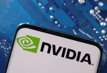 A NVIDIA se torna a primeira empresa a ultrapassar US$ 5 trilhões de valor de mercado, liderando o boom da inteligência artificial no setor de computadores e eletrônicos.