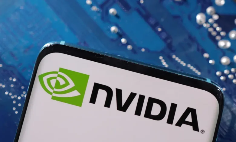 NVIDIA Chega a US$ 5 Trilhões de Valor de Mercado 1 A NVIDIA se torna a primeira empresa a ultrapassar US$ 5 trilhões de valor de mercado, liderando o boom da inteligência artificial no setor de computadores e eletrônicos.