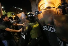Em meio à onda de violência em Lima, o presidente interino do Peru declara estado de emergência para combater a criminalidade e restabelecer a ordem.