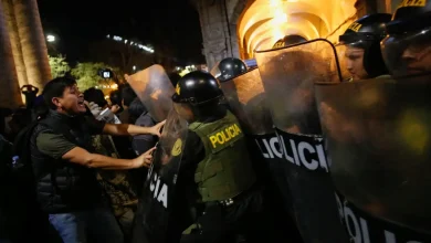 Em meio à onda de violência em Lima, o presidente interino do Peru declara estado de emergência para combater a criminalidade e restabelecer a ordem.