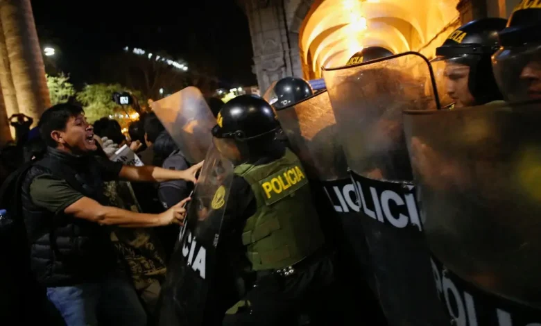 Estado de Emergência em Lima 1 Em meio à onda de violência em Lima, o presidente interino do Peru declara estado de emergência para combater a criminalidade e restabelecer a ordem.