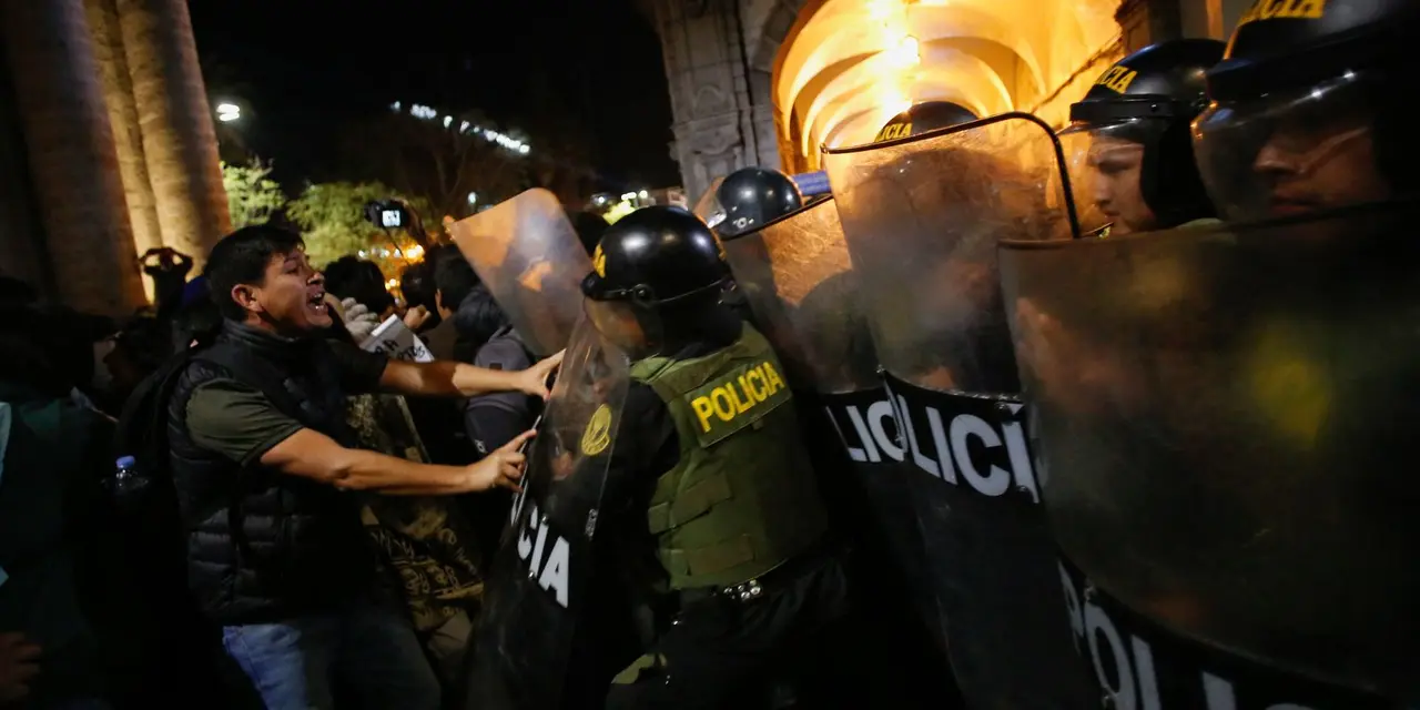 Em meio à onda de violência em Lima, o presidente interino do Peru declara estado de emergência para combater a criminalidade e restabelecer a ordem.
