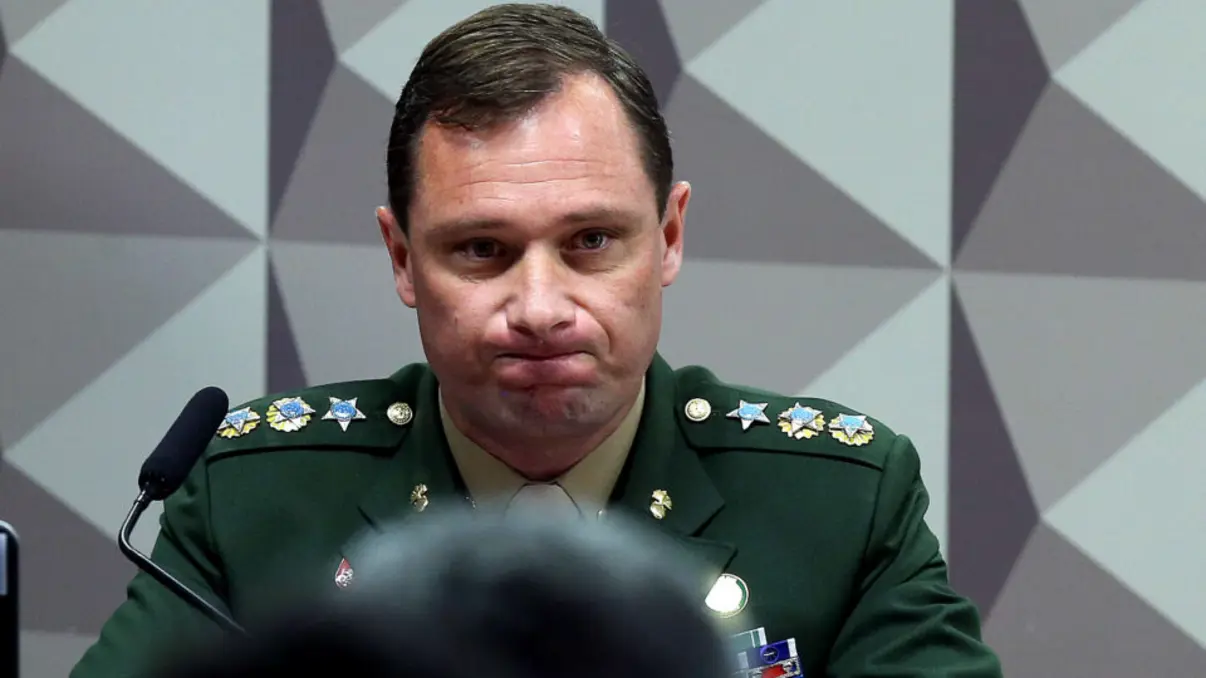 Ministro Alexandre de Moraes condena tenente-coronel Mauro Cid a dois anos de prisão 14 O ministro Alexandre de Moraes assinou decisão histórica, condenando o tenente-coronel Mauro Cid a dois anos de prisão em regime aberto, após delatar esquema golpista.