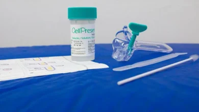O Brasil adota o teste molecular para detecção do HPV como método principal de rastreamento do câncer de colo do útero, ampliando o diagnóstico precoce e reduzindo o risco de evolução para o câncer invasivo.