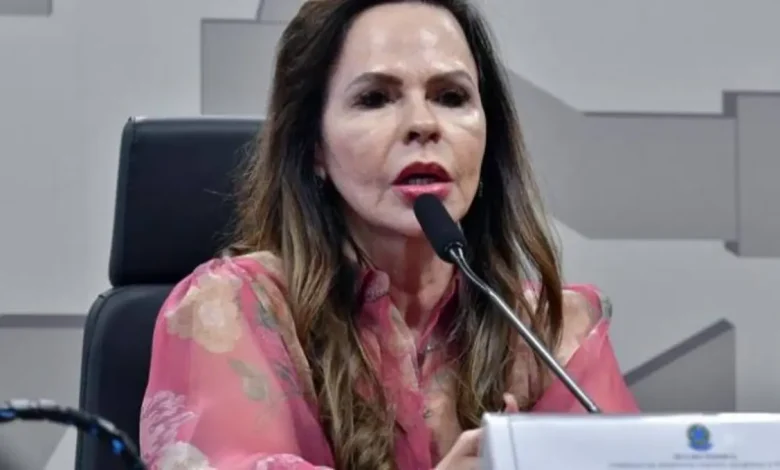 Senadora Dorinha Seabra Defende Homeschooling no Senado 1 Senadora Dorinha Seabra, relatora do projeto de homeschooling no Senado, manifesta apoio à proposta. A senadora argumenta que o homeschooling é uma reivindicação de famílias que buscam alternativa à educação tradicional, citando as razões de crenças religiosas e políticas, além da crescente violência nas escolas.