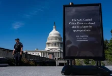 Trump ameaça demissões em massa e suspende recursos em Nova York em meio à paralisação do governo americano. Ações drásticas geram preocupação e incerteza política, enquanto democratas e republicanos se mantêm firmes em suas posições.