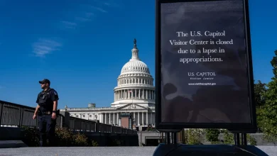 Trump ameaça demissões em massa e suspende recursos em Nova York em meio à paralisação do governo americano. Ações drásticas geram preocupação e incerteza política, enquanto democratas e republicanos se mantêm firmes em suas posições.