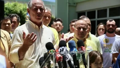 Ciro Gomes se filia ao PSDB após deixar o PDT, anunciando sua candidatura ao governo do Ceará em 2026, e reestruturar o partido após as últimas eleições.