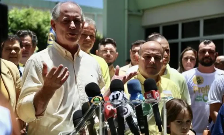 Ciro Gomes deixa PDT e anuncia candidatura ao governo do Ceará em 2026 1 Ciro Gomes se filia ao PSDB após deixar o PDT, anunciando sua candidatura ao governo do Ceará em 2026, e reestruturar o partido após as últimas eleições.