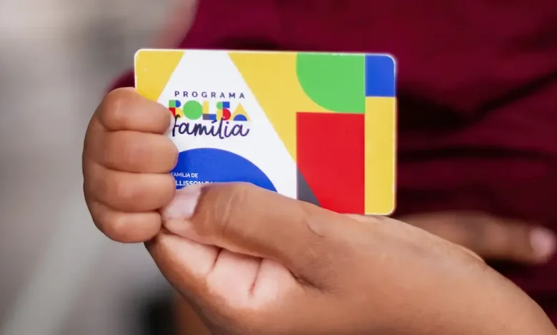 Beneficiários do Bolsa Família podem sacar parcela de outubro em 21 de outubro 1 Beneficiários do Bolsa Família podem sacar parcela de outubro em 21 de outubro, com valor mínimo de R$ 600 e pagamento de R$ 12,88 bilhões.