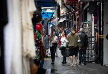 A Secretaria da Fazenda do Estado de São Paulo depositou R$ 1,7 bilhão em ICMS nas prefeituras paulistas, totalizando R$ 3,7 bilhões em outubro. Transferência demonstra compromisso do governo em apoiar as prefeituras financeiramente.