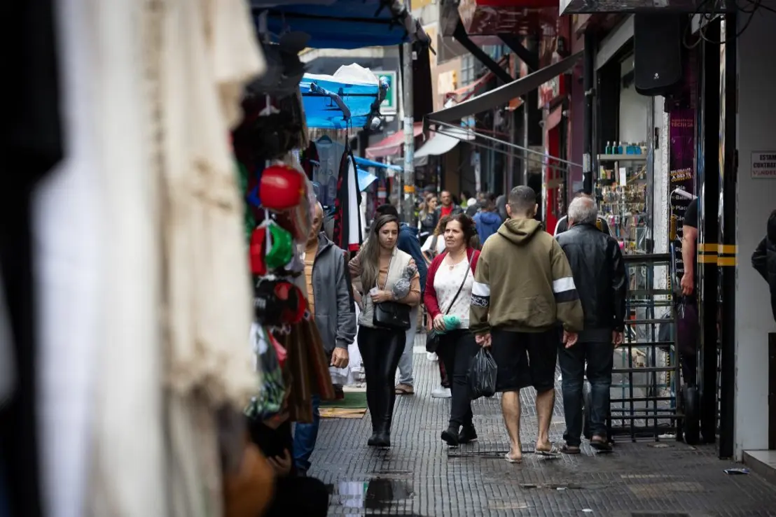 A Secretaria da Fazenda do Estado de São Paulo depositou R$ 1,7 bilhão em ICMS nas prefeituras paulistas, totalizando R$ 3,7 bilhões em outubro. Transferência demonstra compromisso do governo em apoiar as prefeituras financeiramente.