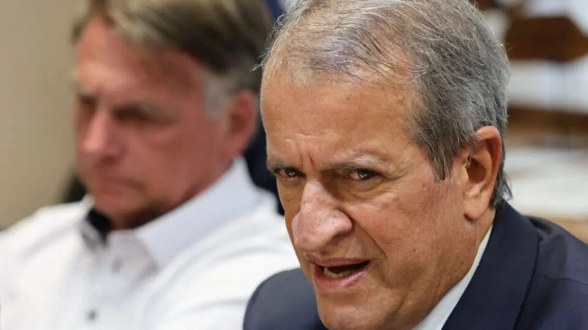 Ex-presidente Jair Bolsonaro recebe visitas de figuras políticas e religiosas durante a prisão domiciliar decretada pelo ministro Alexandre de Moraes. A lista inclui Ciro Nogueira, Marcus Antonio Machado Ibiapina, Bruno Scheid e Marcos Pontes. Visitas acontecem em momento de tensão entre a família Bolsonaro e o PL.