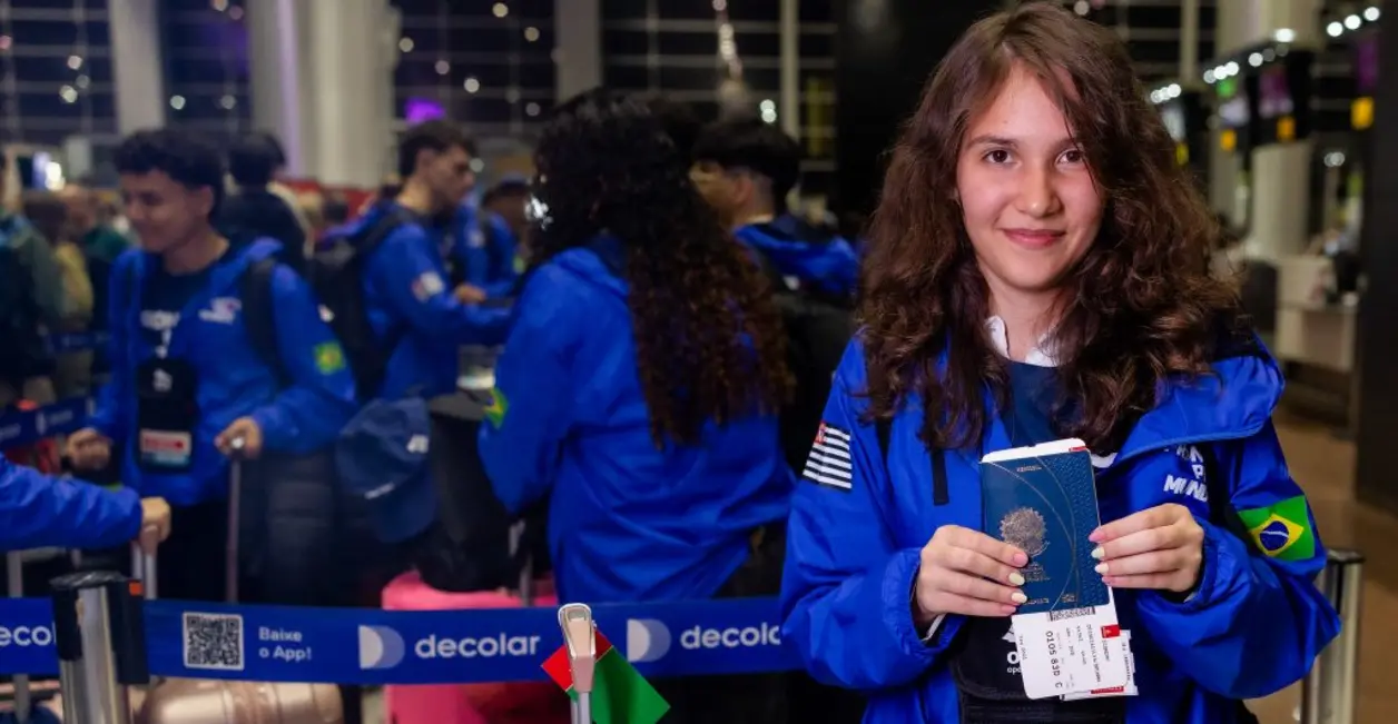 82 estudantes paulistas vivenciam momentos importantes no programa "Prontos pro Mundo". 40 voltam da Austrália com experiências enriquecedoras e 42 embarcam rumo à Nova Zelândia para novas aventuras acadêmicas e pessoais.