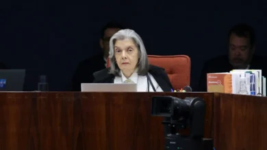 Ministra Cármen Lúcia defende a liberdade de expressão no julgamento do suposto plano de golpe, reiterando a inconstitucionalidade do voto impresso.