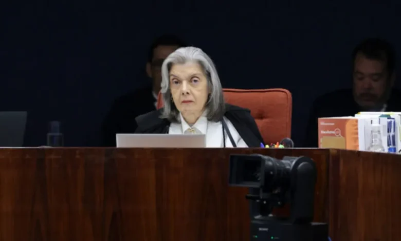 Ministra Cármen Lúcia defende liberdade de expressão no julgamento do suposto plano de golpe. 1 Ministra Cármen Lúcia defende a liberdade de expressão no julgamento do suposto plano de golpe, reiterando a inconstitucionalidade do voto impresso.