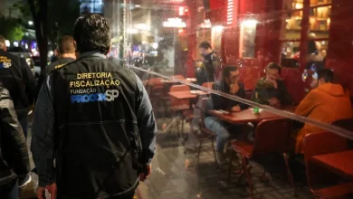 Governo e setor de bebidas se unem para reforçar a segurança e combater casos de intoxicação por metanol em São Paulo.