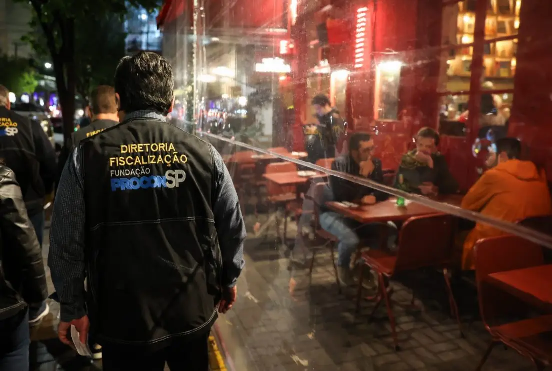 Governo e setor de bebidas se unem para reforçar a segurança e combater casos de intoxicação por metanol em São Paulo.