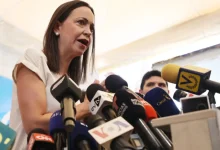 Líder opositora venezuelana María Corina Machado recebe Prêmio Nobel da Paz, mas não pode viajar para recebê-lo devido a ameaças à sua vida.