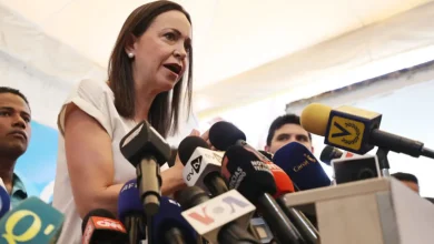 Líder opositora venezuelana María Corina Machado recebe Prêmio Nobel da Paz, mas não pode viajar para recebê-lo devido a ameaças à sua vida.