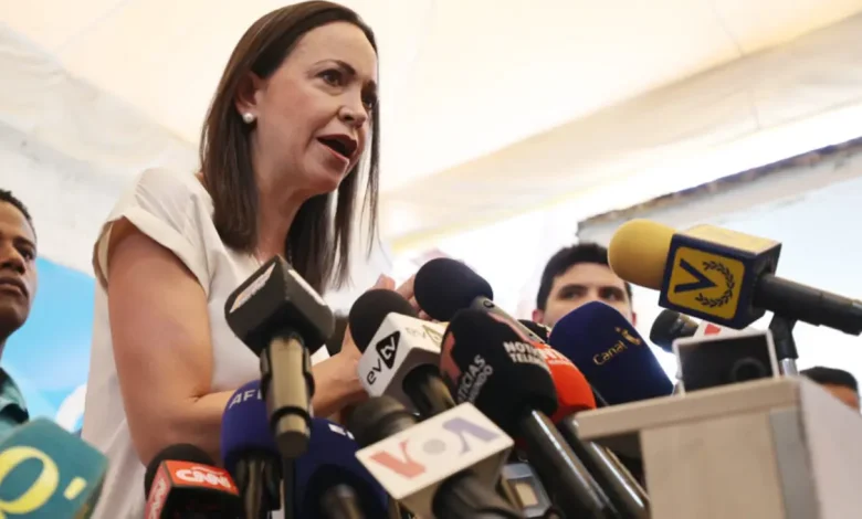 María Corina Machado Recebe Prêmio Nobel da Paz Mas Enfrenta Ameaças à Sua Vida 1 Líder opositora venezuelana María Corina Machado recebe Prêmio Nobel da Paz, mas não pode viajar para recebê-lo devido a ameaças à sua vida.