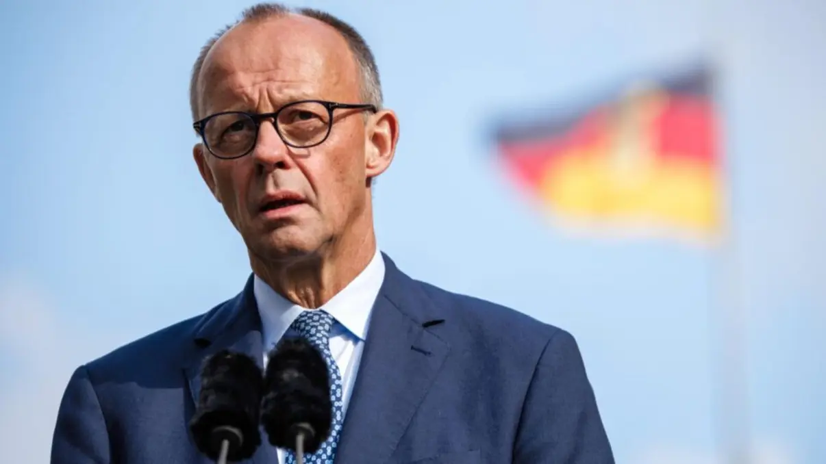 Alemanha prende três suspeitos de ligações com o Hamas, acusados de preparação para ataques e posse de armas. Operação policial apreendeu um arsenal que inclui um fuzil AK-47 e munições.