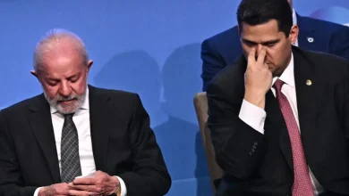 O presidente Lula adia indicação do novo ministro do STF, Jorge Messias, após viagem à Ásia. A decisão é um tópico de debate no cenário político brasileiro.