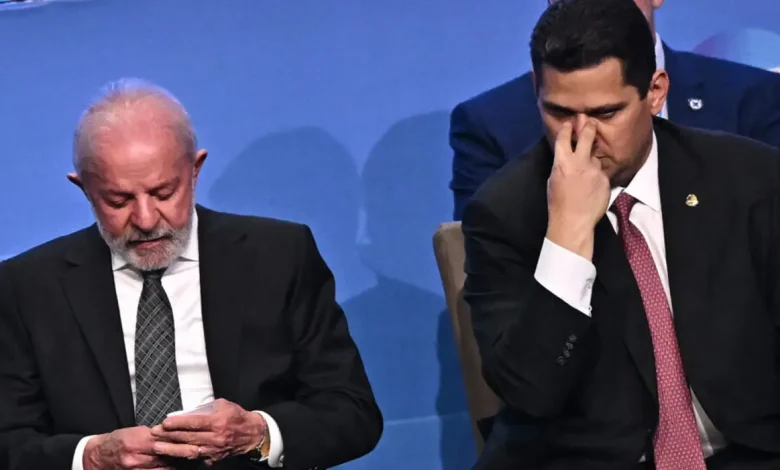 Lula Adia Indicação de Jorge Messias para STF Após Viagem à Ásia 1 O presidente Lula adia indicação do novo ministro do STF, Jorge Messias, após viagem à Ásia. A decisão é um tópico de debate no cenário político brasileiro.