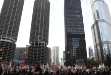 Trump envia 300 soldados da Guarda Nacional para Chicago, justificando com "onda de crime". Polêmica e críticas de autoridades locais. Governador de Illinois acusa presidente de "fabricar crise".